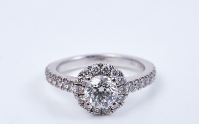 RING, 18k white gold, 31 diamonds, center stone approx. 0.85 ct F-G/SI, total approx. 1.15 ct.