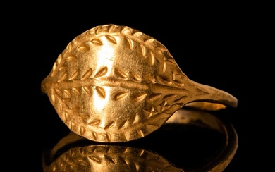ROMAN GOLD RING WITH LAUREL WREATH DECORATION