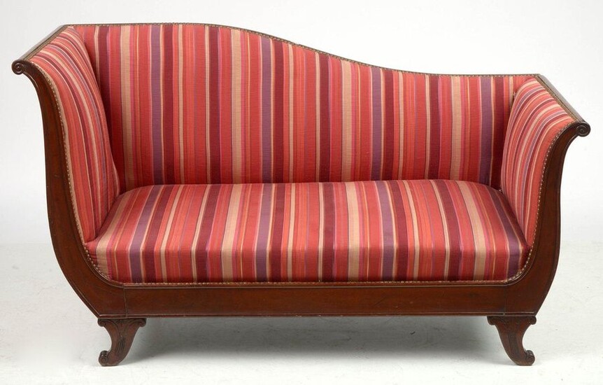 Restoration style meridian in carved mahogany resting on curved legs and trimmed with fabric in several shades of pink. Period: 19th century. Dim.:+/-138x35x66,5cm.