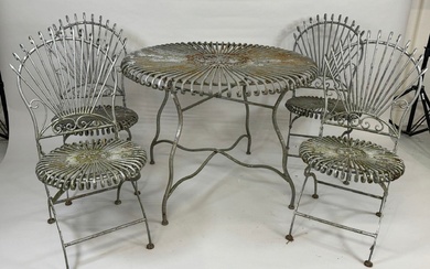 Salon de jardin en métal laqué comprenant une table circulaire et quatre chaises, les dossiers...