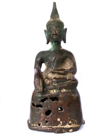 Sculpture - Bronze - Ancien Bouddha en bronze prenant la terre à témoin - Laos - 18th century