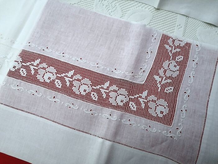 Spectacular!! Pure linen sheet with very fine Filet embroidery completely by hand - Linen - After 2000