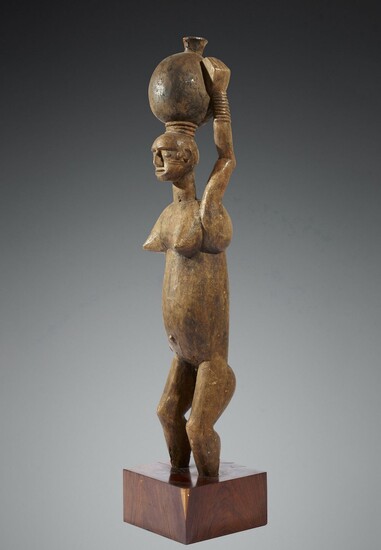 Statue Igbo Nigeria Bois. H. 148 cm Le... - Lot 289 - Cornette de Saint Cyr maison de ventes
