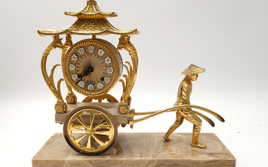 TABLE CLOCK WITH ORIENTAL MOTIF IN GILDED BRONZE AND MARBLE. TWENTIETH CENTURY.
