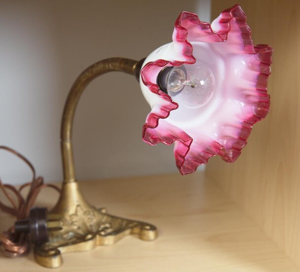 TABLE LAMP WITH VICTORIAN GLASS SHADE