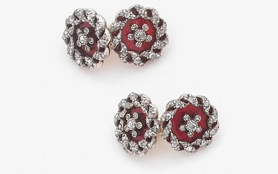 TRAVAIL RUSSE - ANNEES 1890 PAIRE DE BOUTONS DE MANCHETTE EMAIL A diamond, enamel, enamel, silver and 14K gold pair of cufflinks, ci...