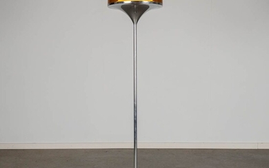 Un lampadaire, métal chromé et acrylique, vers 1970. Dimensions : (H:157 x P:35 cm)
