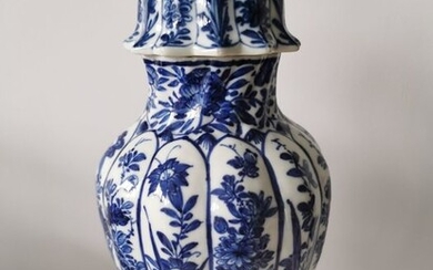 Vase (1) - Porcelain - Kangxi vaas - China - 17th - 18th century