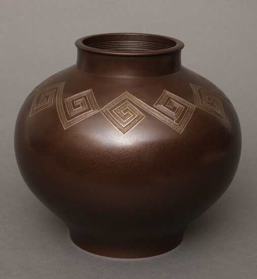 Vase - Bronze - Akio 秋雄 - Large bronze vase with a nice dark brown patina and decorated with an Art Deco style meander pattern - Japan - Shōwa period (1926-1989)
