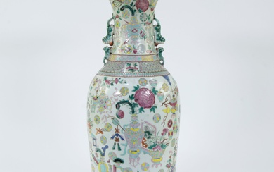 Vase balustre en porcelaine chinoise à décor d'objets de valeur, famille rose, 19e siècle Vase...