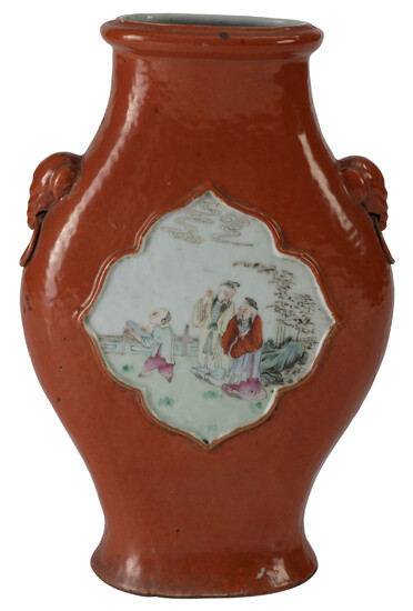 Vase en porcelaine à glaçure corail, Chine, XIX-XXe s., décor de personnages dans des cartouches, anses en forme de tête d'éléphant re