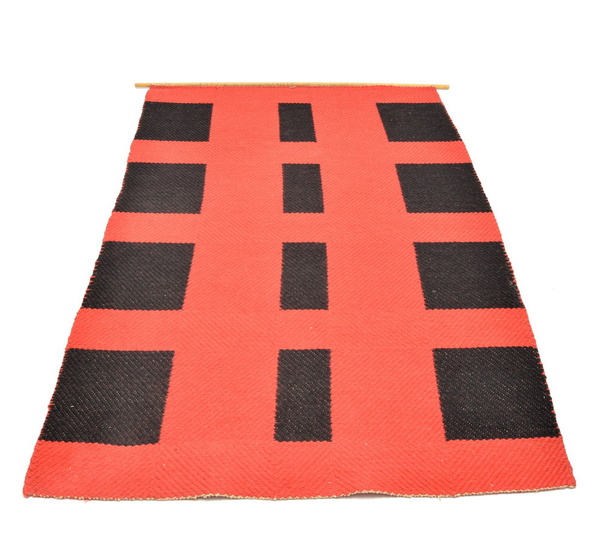 Woolen carpet "Vrom", in red and black, design...