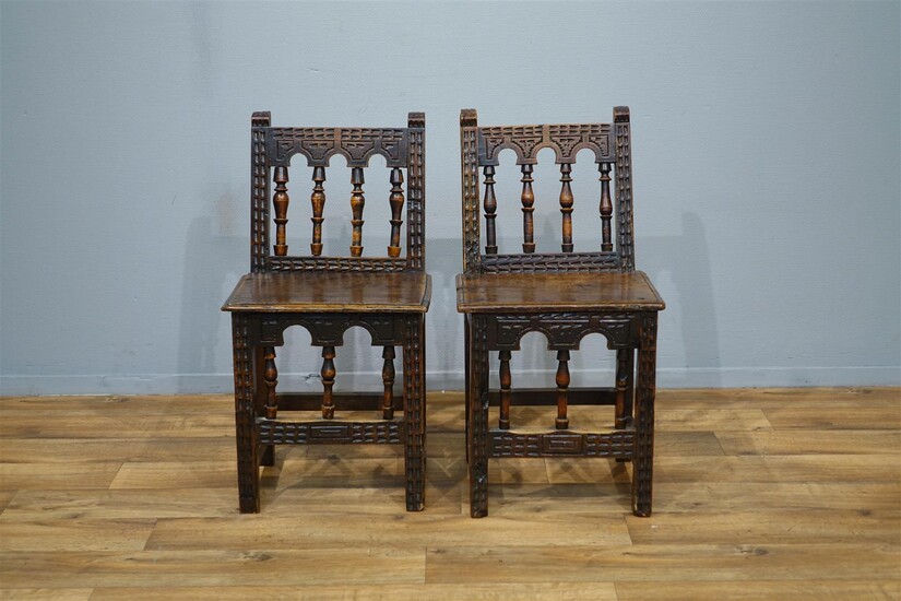 (-), stel antieke Spaanse stoelen met spijlen in...