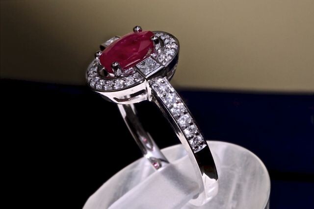 1.06 carat IGI certified oval ruby ring with 28 brilliant-cut natural diamonds and 2 lateral baguette-cut diamonds in a white gold square, for a total of 0.30 carat on an elegant 18 kt white gold ring. Size: 53,5 (modifiable) , Gross weight: 3,30g