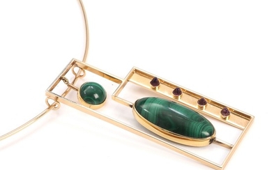 Anni & Bent Knudsen: Malachite and amethyst neck ring, pendant set with cabochon-cut malachite and amethysts, mounted in 14k gold. Pendant L. 6.5 cm.