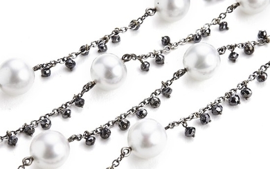 Hartmann's: A pearl and diamond necklace with numerous cultured South Sea pearls and black diamonds, mounted in 18k white gold. L. 100 cm.