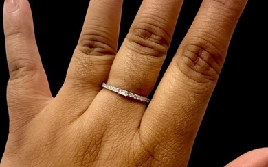14kt white gold and 0.27 CT. T.W. Diamond Wedding Band