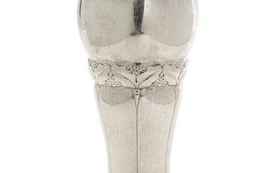 An arts-and-crafts silver vase, maker A. Michelsen, Copenhagen 1913. Weight 398 g. H. 23 cm.