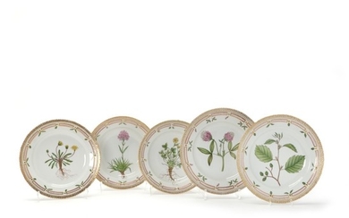 “Flora Danica” five various porcelain plates. 3550, 3549 and 3546. Royal Copenhagen. Diam. 22–25.5 cm. (5)