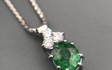 18 kt. White gold - Necklace with pendant - 0.45 ct Emerald - Diamonds