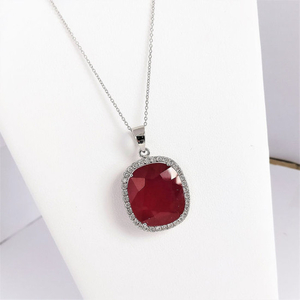 18 kt. White gold - Necklace with pendant - 20.07 ct Ruby - Diamonds