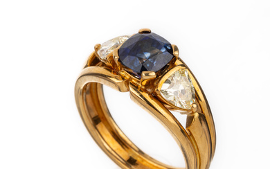 18 kt gold sapphire-diamond-ring , YG 750/000, centered bevelled cushion...