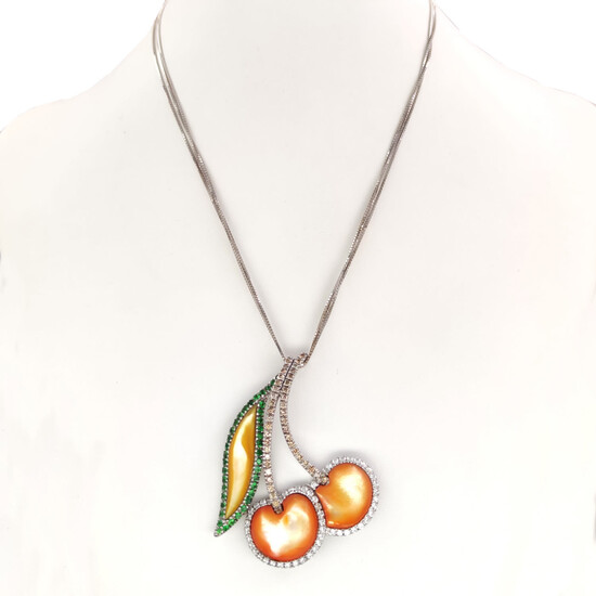 18 kt.White gold - Necklace with pendant - Commonly treated 2.00 ct Emeralds - Ct 0.87 Diamonds - Mother of pearl