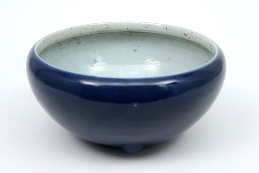18°/19° eeuwse Chinese bowl in porselein met poederblauw oppervlak - diameter : 25,5 cm ||18th/19th...