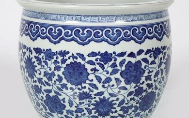 18/19TH-CENTURY BLUE AND WHITE URN