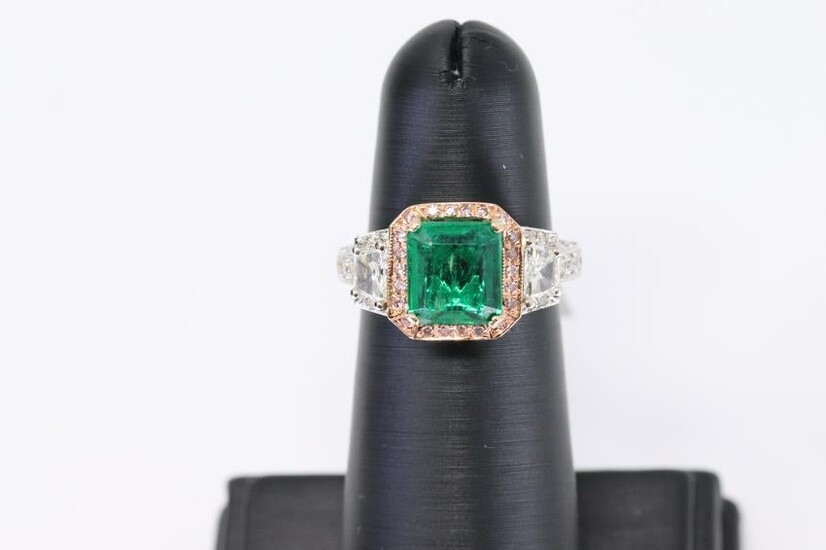 18Kt Emerald Ring w/ Pink Diamonds