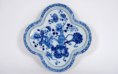 18th century Chinese so called 'patti', a four lobed dish, in porcelain with blue and white decor with still life - diameter : 16,5 cm |||18th Cent. Chinese patti in porcelain with blue-white decor with stilllife