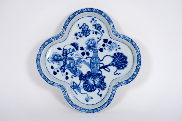 18th century Chinese so called 'patti', a four lobed dish, in porcelain with blue and white decor with still life - diameter : 16,5 cm |||18th Cent. Chinese patti in porcelain with blue-white decor with stilllife