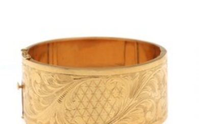 1927/1109 - A wide 18 k gold bangle decoraited with filigree. W. 3 cm. Diam. 6 cm. Weight app. 40 g.