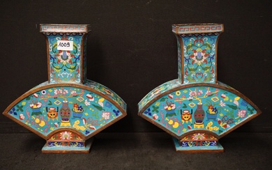 2 Magnifiques vases chinois en cloisonné - Aux décors de mobilier - H : 34...