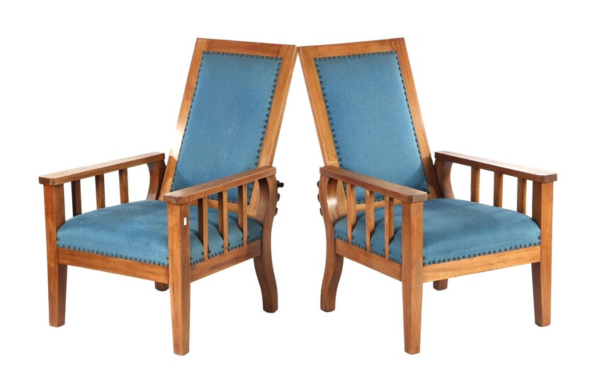 (-), 2 smoking chairs with a walnut frame,...