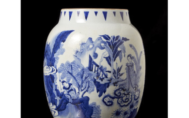 A blue and white transitional-style vase decorated with figures China, 20th century (h. 31 cm.)