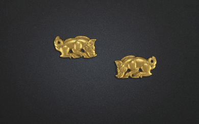 A RARE PAIR OF SMALL GOLD BOAR-FORM ORNAMENTS, NORTHEAST CHINA, 5TH-3RD CENTURY BC