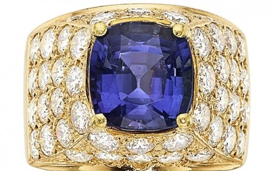 55009: Tanzanite, Diamond, Gold Ring The ring features