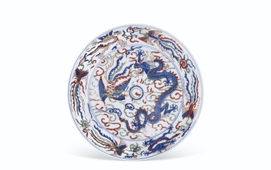 A RARE WUCAI 'DRAGON AND PHOENIX' DISH, WANLI SIX-CHARACTER MARK IN UNDERGLAZE BLUE WITHIN A DOUBLE CIRCLE AND OF THE PERIOD (1573–1619)