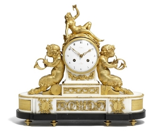 884/200: Robert Robin, 1742-1799: A French Louis XVI figural gilt bronze and white marble mantel clock. Late 18th century. H. 48 cm. W. 51 cm. D. 14 cm.