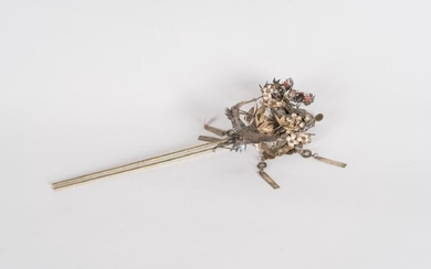 Arte Cinese A silver and gilt metal hair pin decorated