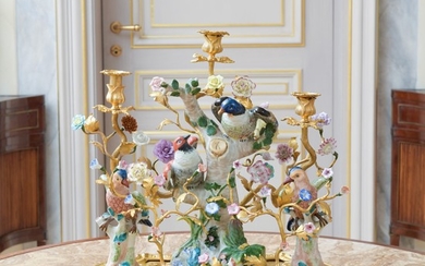 Centre de table de style Louis XV, XXe s., formé d'oiseaux en porcelaine polychrome, monture en bronze doré, 43x46x27 cm
