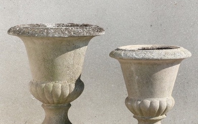 A pair of French garden urns/vases of artificial stone. Marked Grandon Fres. 20th century. H. 52 cm. Diam. 43 cm. And H. 43 cm. Diam 35 cm. (2)
