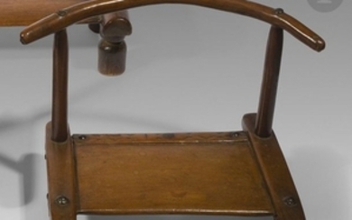 Une ancienne chaise d’homme à décors gravés et à l…