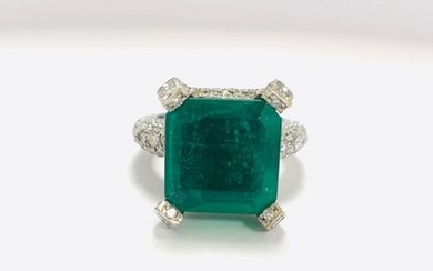 950 Platinum - Ring - 5.20 ct Emerald - Diamond
