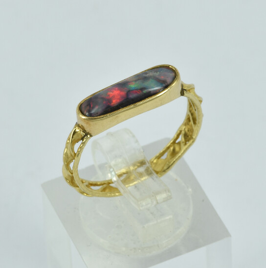 A 14CT GOLD AND BOULDER OPAL RING