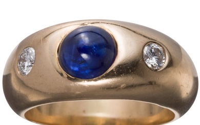 A 14kt gold band ring with saphir cabochon and diamonds 14kt or jaune. Serti au...