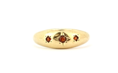 A 9ct yellow gold garnet set ring, (L).