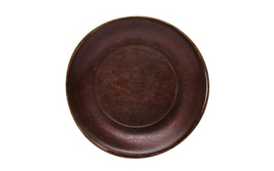 A CHINESE BROWN LACQUER ‘DRAGON’ DISH 或為宋 漆龍紋小盤