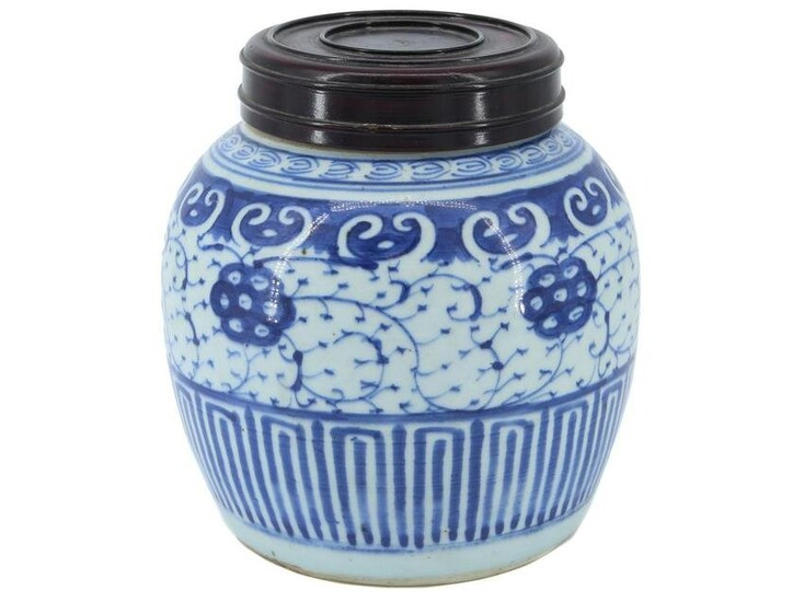 A CHINESE CHIEN LUNG PERIOD PORCELAIN GINGER JAR